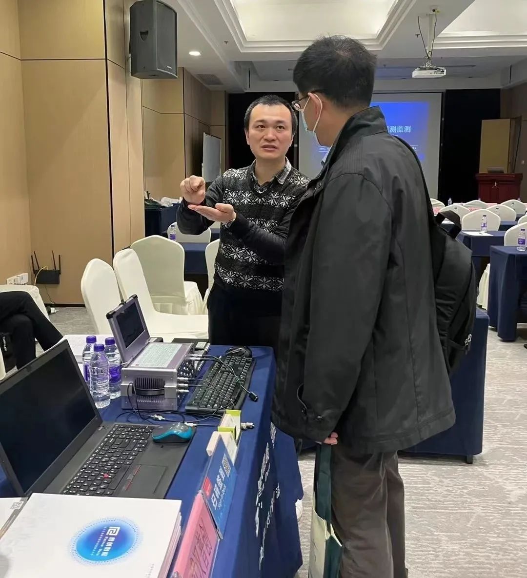 与专家学者交流行业前景与仪器测试技术