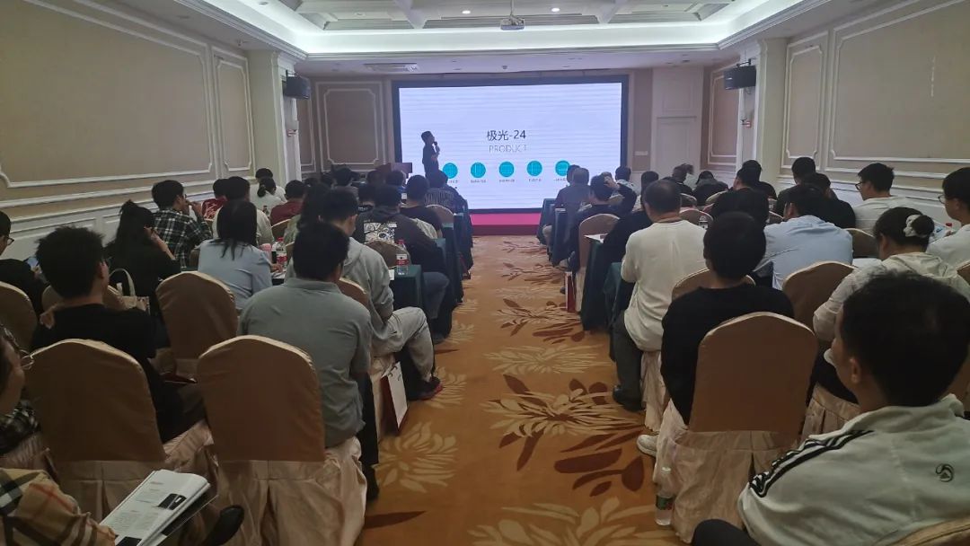 章炳正在介绍普创高精度数据采集案例