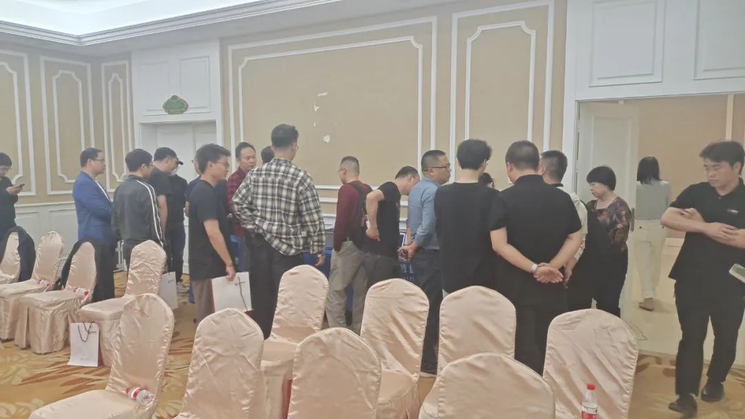 与会期间参会师生与普创数据到场专家团队就数据采集方面技术问题进行深入的交流和探讨