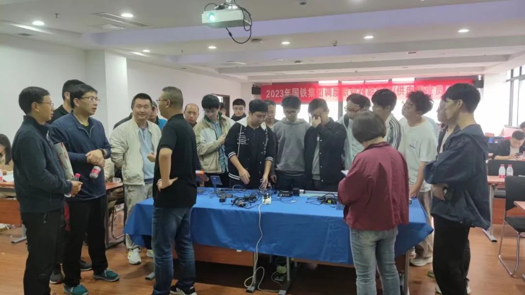 普创西南大区销售经理张震与现场师生正在积极交流